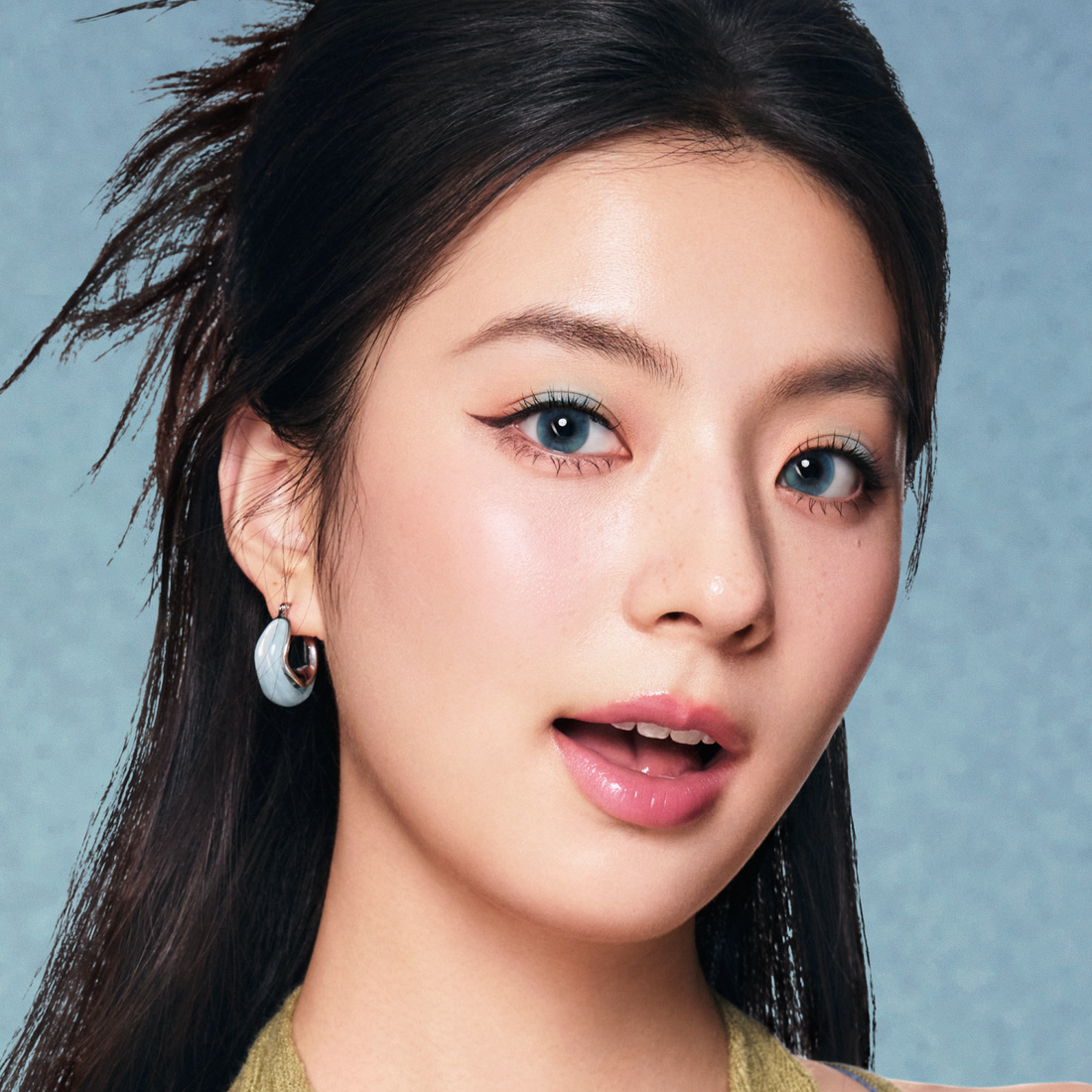 Aqua Blue blue color contacts