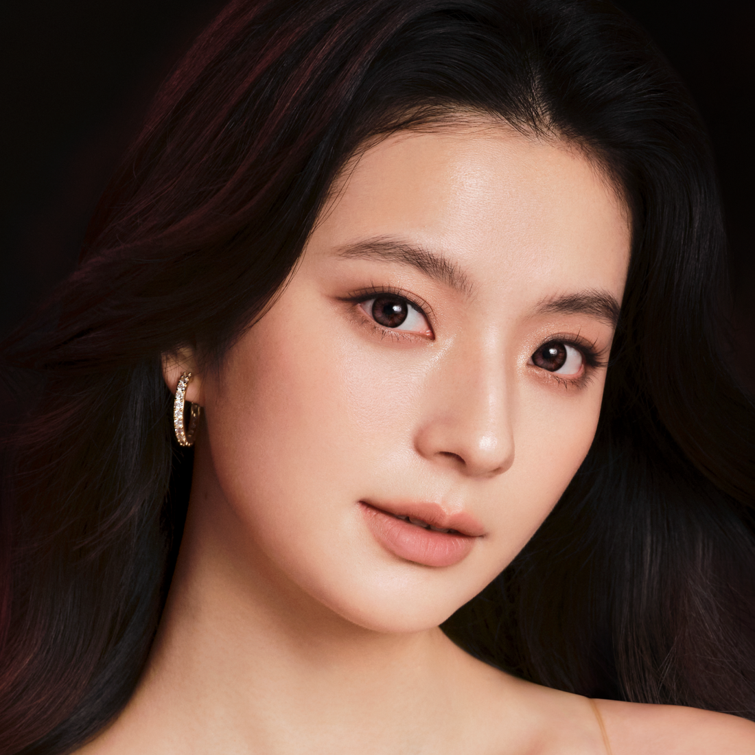 Blossoming black color contacts